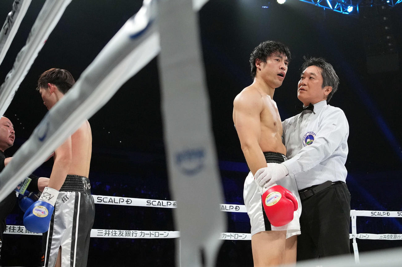 2回、盛合にTKO負けを喫した赤井（右）（撮影・たえ見朱実）