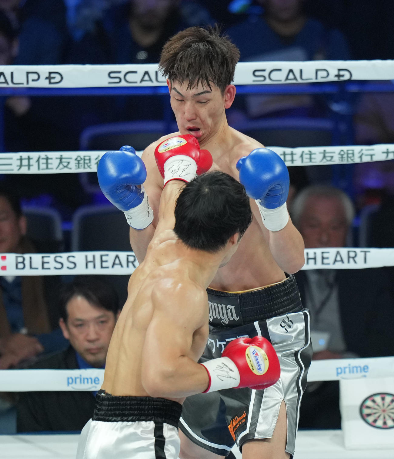 73・2キロ契約体重6回戦　1回、打ち合う赤井英五（手前）と盛合竜（撮影・井上学）