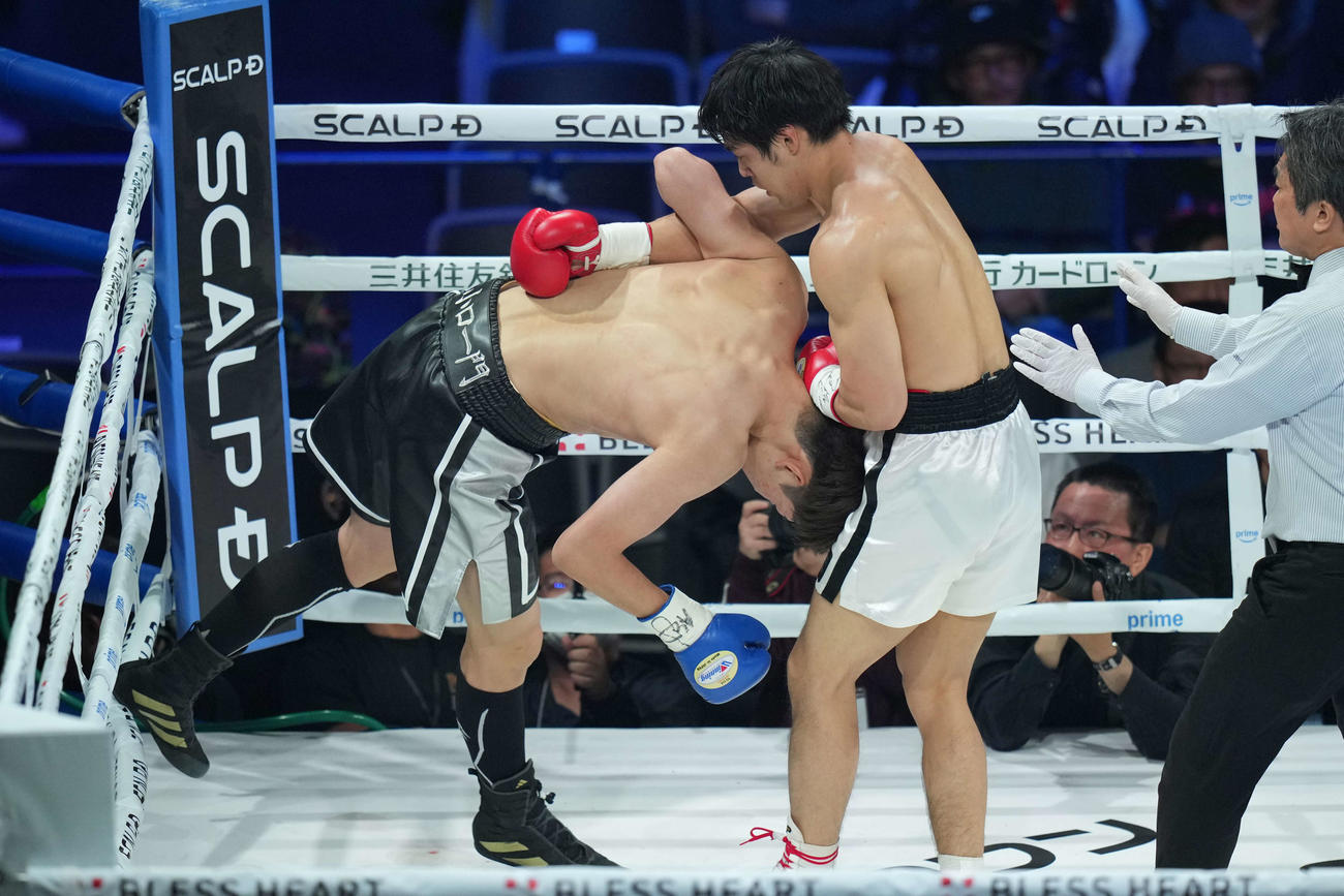 73・2キロ契約体重6回戦　1回、打ち合う赤井英五（右）と盛合竜（撮影・井上学）