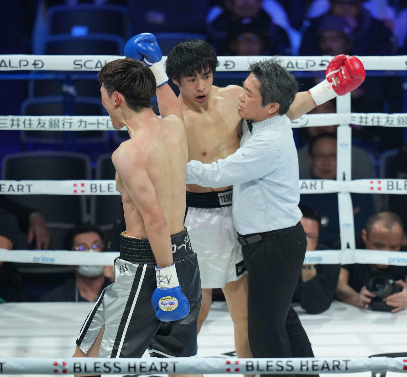 73・2キロ契約体重6回戦　赤井英五対盛合竜　TKO負けした赤井英五。左は盛合竜（撮影・井上学）