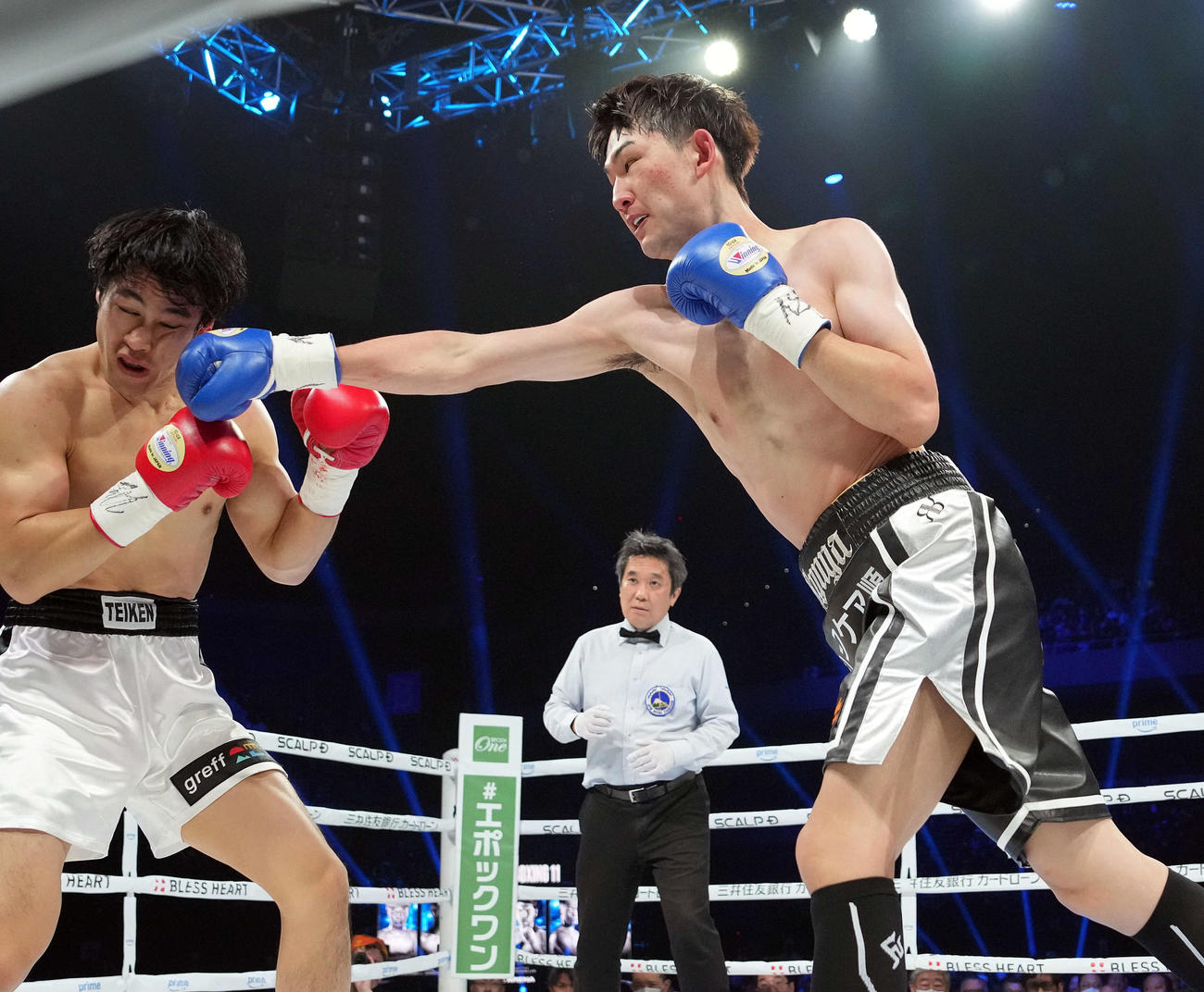 2回、赤井英五郎（左）にパンチを見舞う盛合（撮影・たえ見朱実）