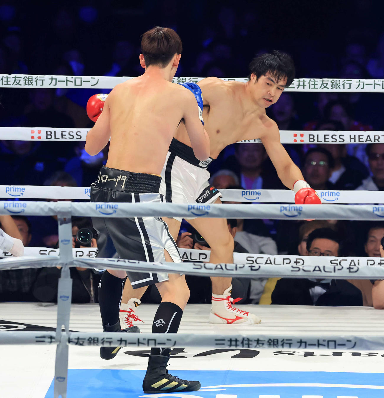 73.2キロ契約体重　2回　赤井（奥）は盛合からダウンを奪われる（撮影・浅見桂子）