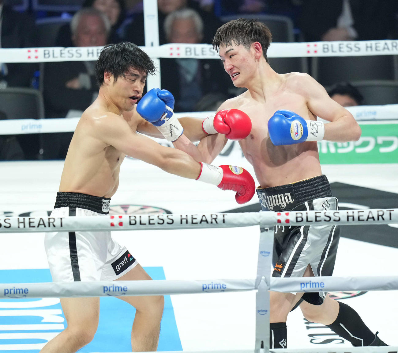 73・2キロ契約体重6回戦　打ち合う赤井（左）と盛合（撮影・井上学）
