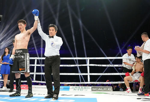 ボクシング】「浪速のロッキー」の長男・赤井英五郎2回TKO負け A級