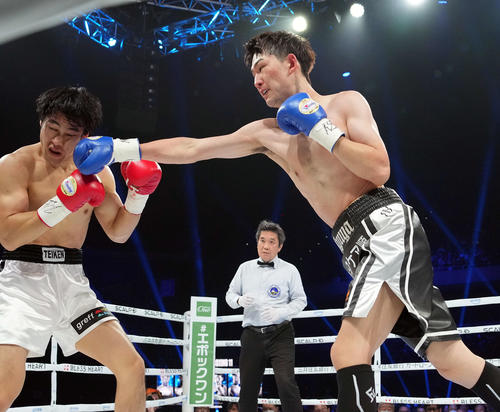ボクシング】「浪速のロッキー」の長男・赤井英五郎2回TKO負け A級