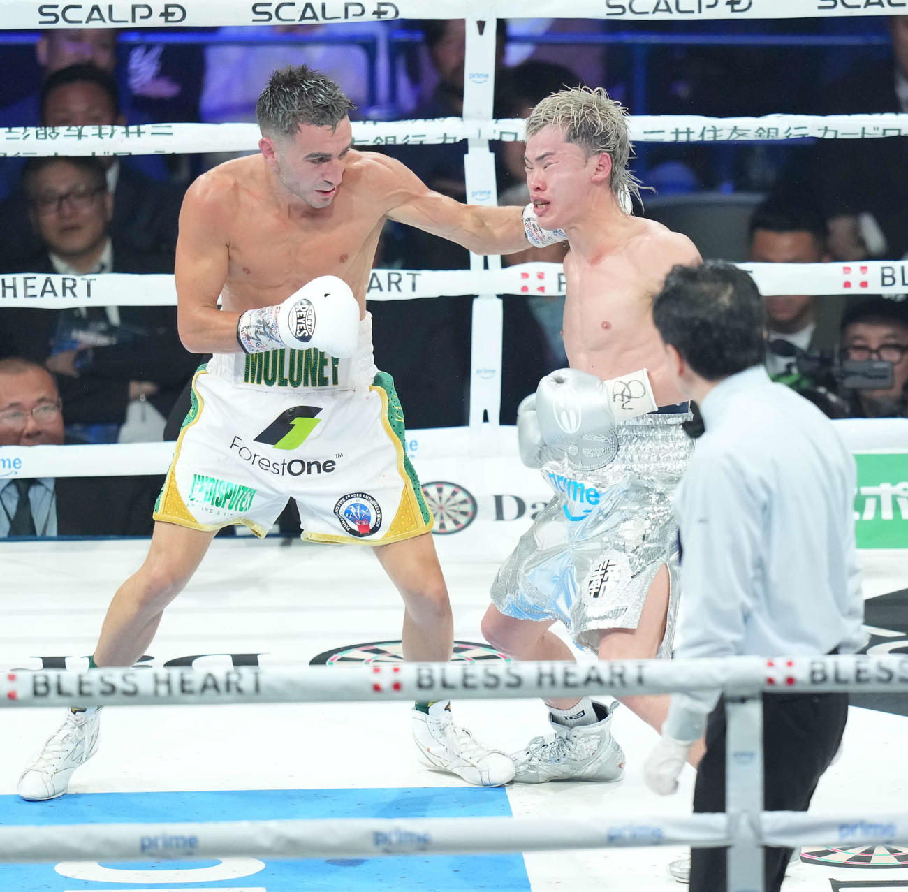 119ポンド契約体重ノンタイトル戦　那須川天心対ジェーソン・モロニー　10回、パンチを浴びる那須川天心（撮影・井上学）