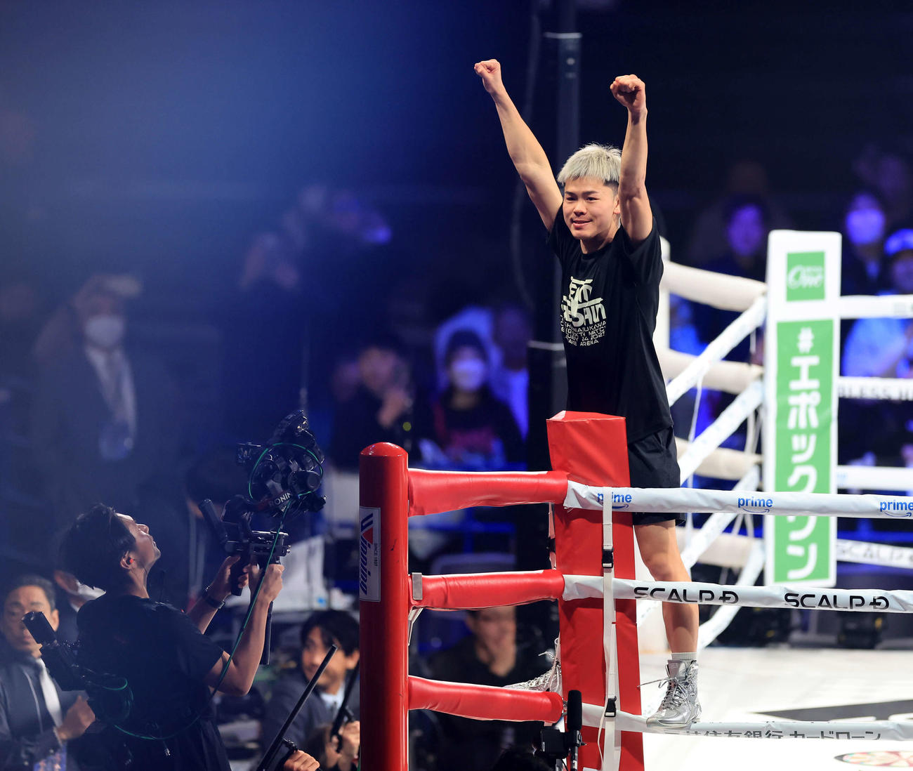 119ポンド契約体重ノンタイトル戦　試合前の練習を終え、コーナーに上がりガッツポーズする那須川（撮影・浅見桂子）