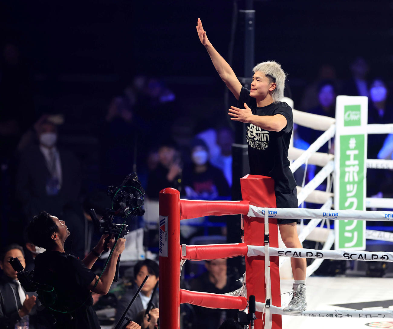 119ポンド契約体重ノンタイトル戦　試合前の練習を終え、コーナーに上がりあいさつする那須川（撮影・浅見桂子）