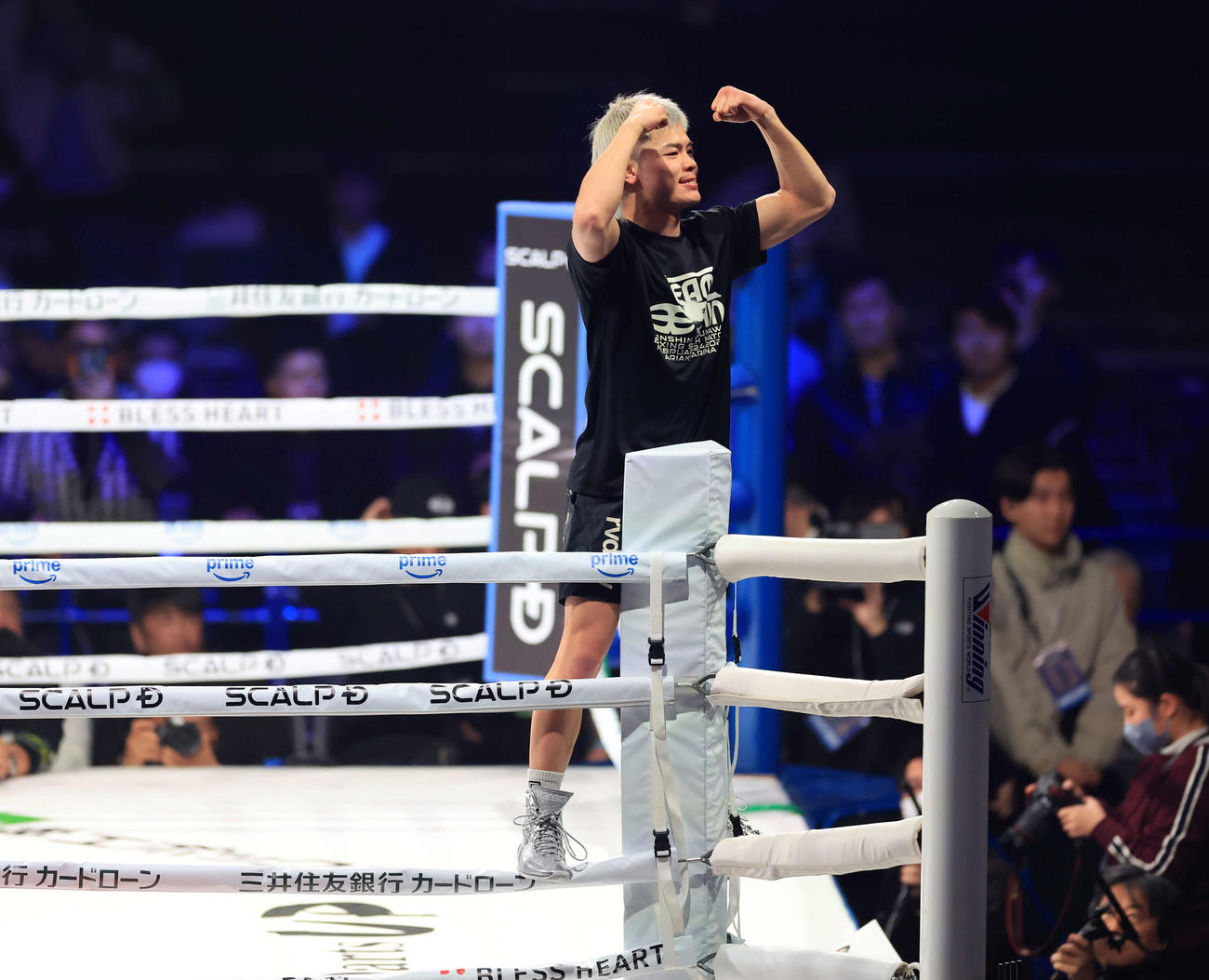 119ポンド契約体重ノンタイトル戦　試合前の練習を終え、コーナーに上がりガッツポーズする那須川（撮影・浅見桂子）