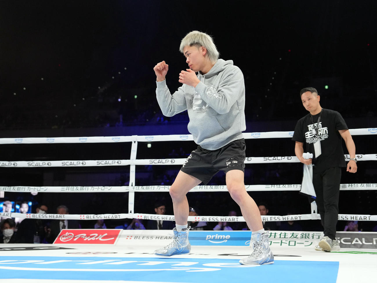試合を前にリングでアップする那須川（撮影・たえ見朱実）