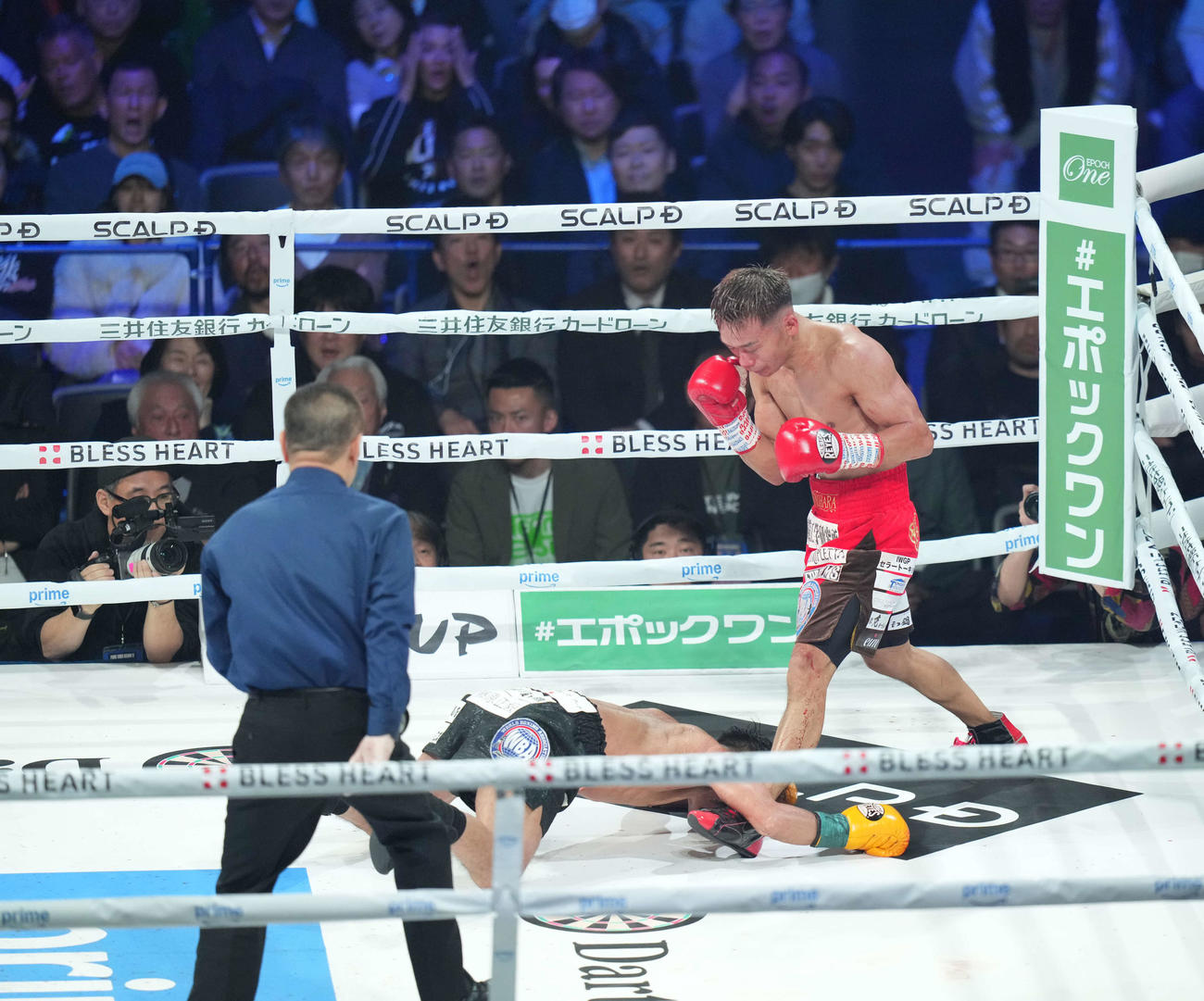 WBA世界バンタム級タイトルマッチ　9回、打ち合う堤聖也（右）は比嘉大吾をダウン（撮影・井上学）