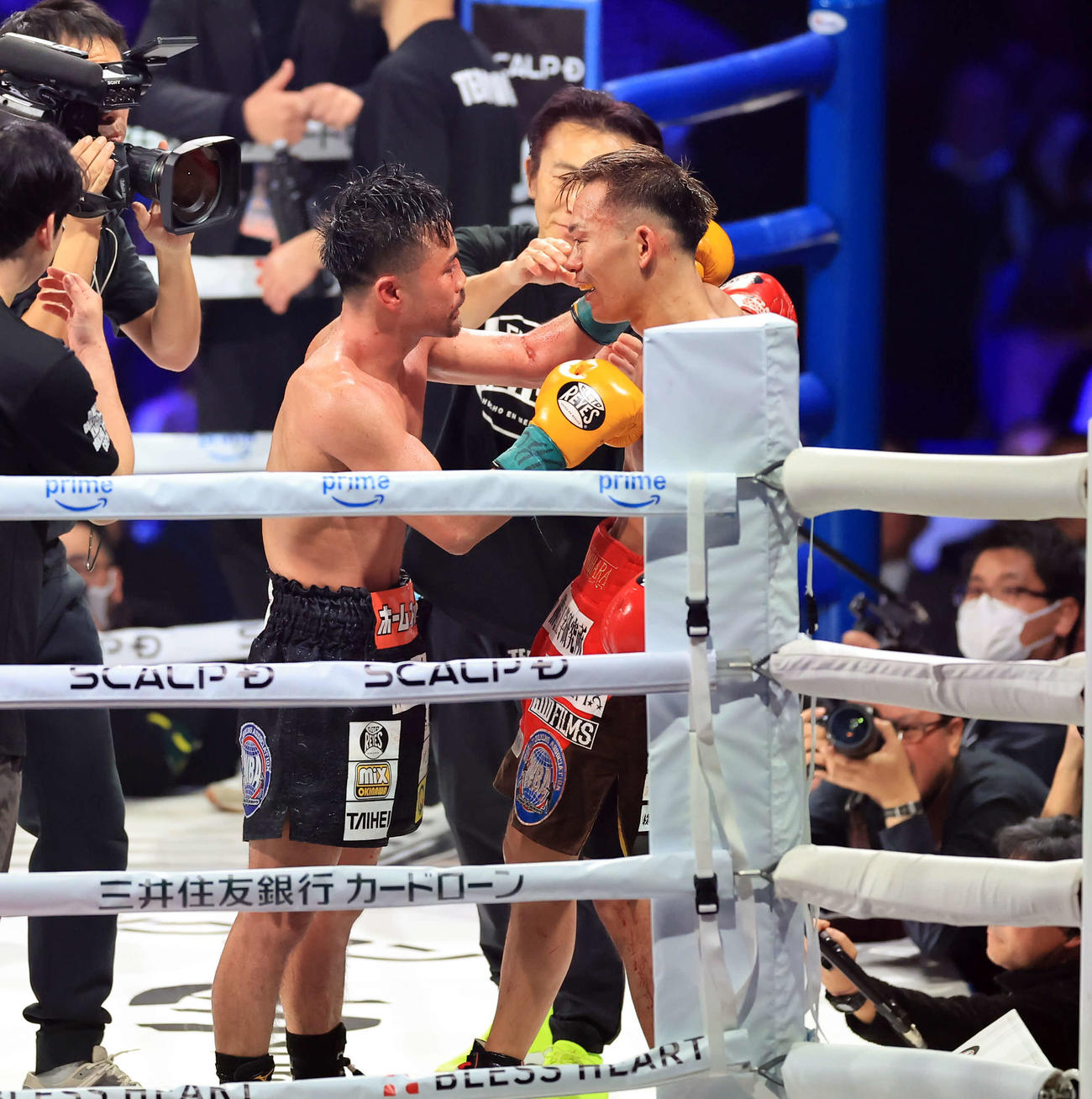 WBA世界バンタム級タイトルマッチ　12回を終えた堤（右）は比嘉と健闘を称え合う（撮影・浅見桂子）