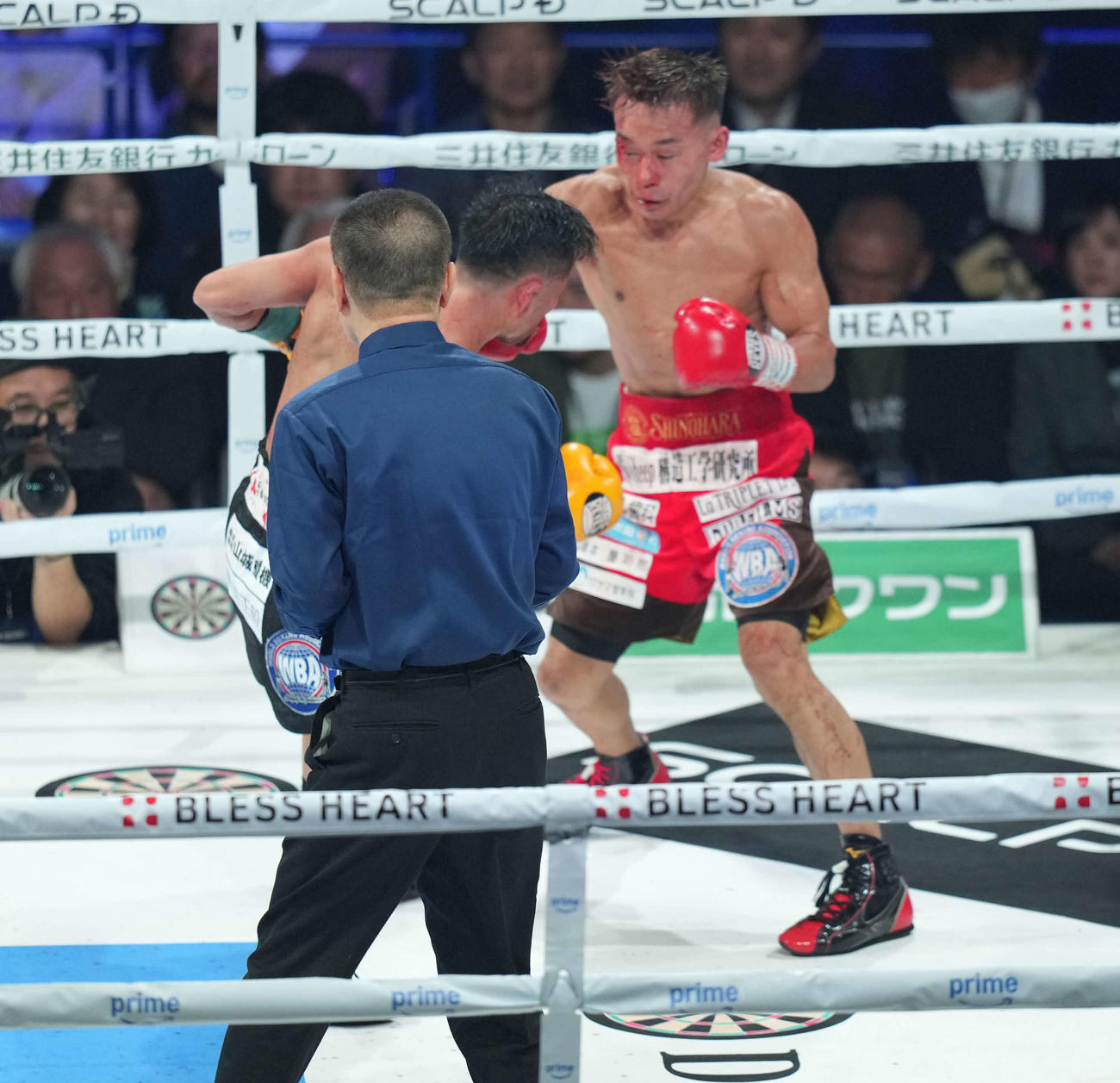 WBA世界バンタム級タイトルマッチ　9回、打ち合う堤聖也（右）と比嘉大吾（撮影・井上学）