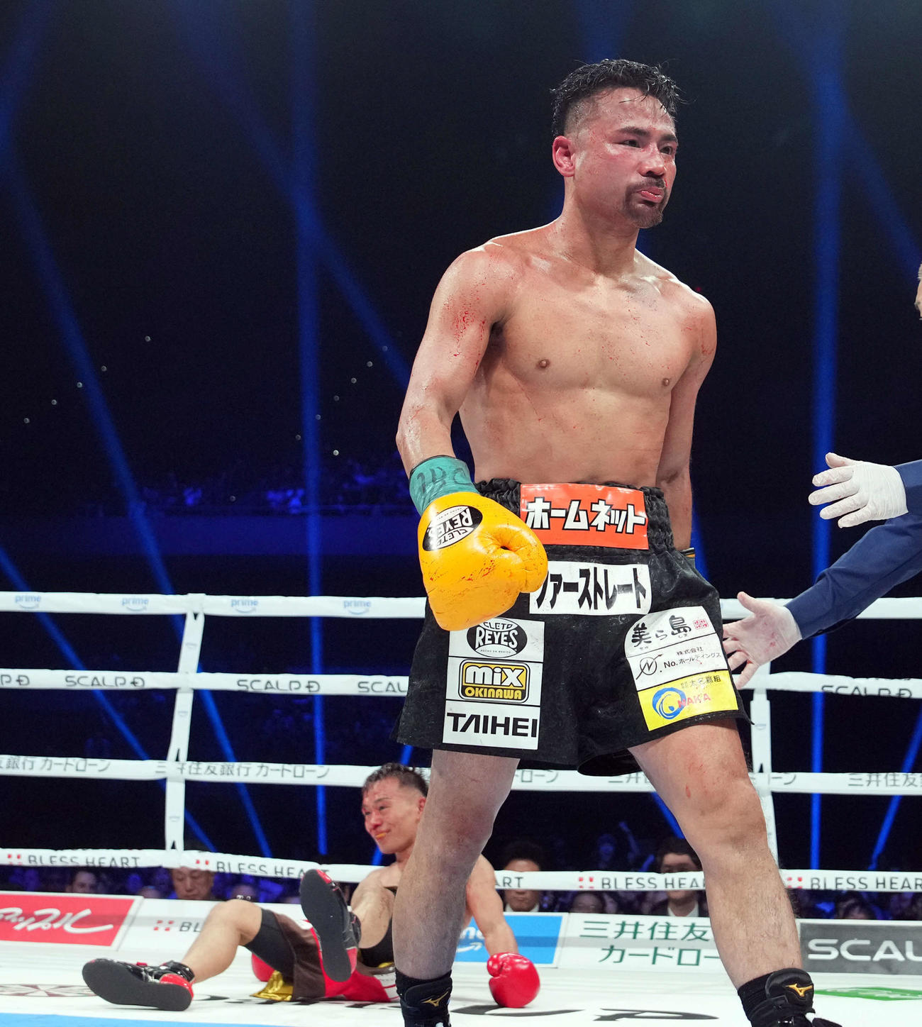 9回、堤聖也（左）からダウンを奪う比嘉（撮影・たえ見朱実）