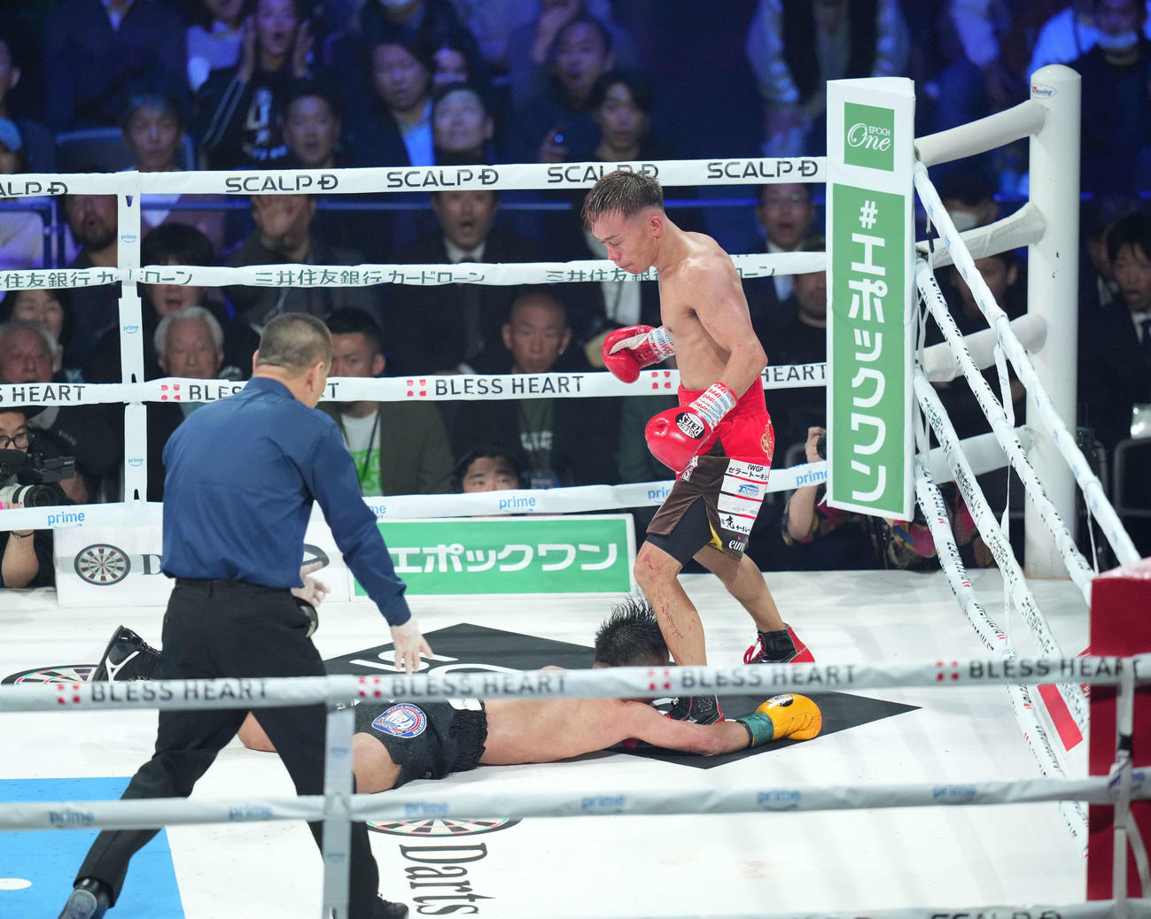 WBA世界バンタム級タイトルマッチ　9回、打ち合う堤聖也（右）は比嘉大吾をダウン（撮影・井上学）