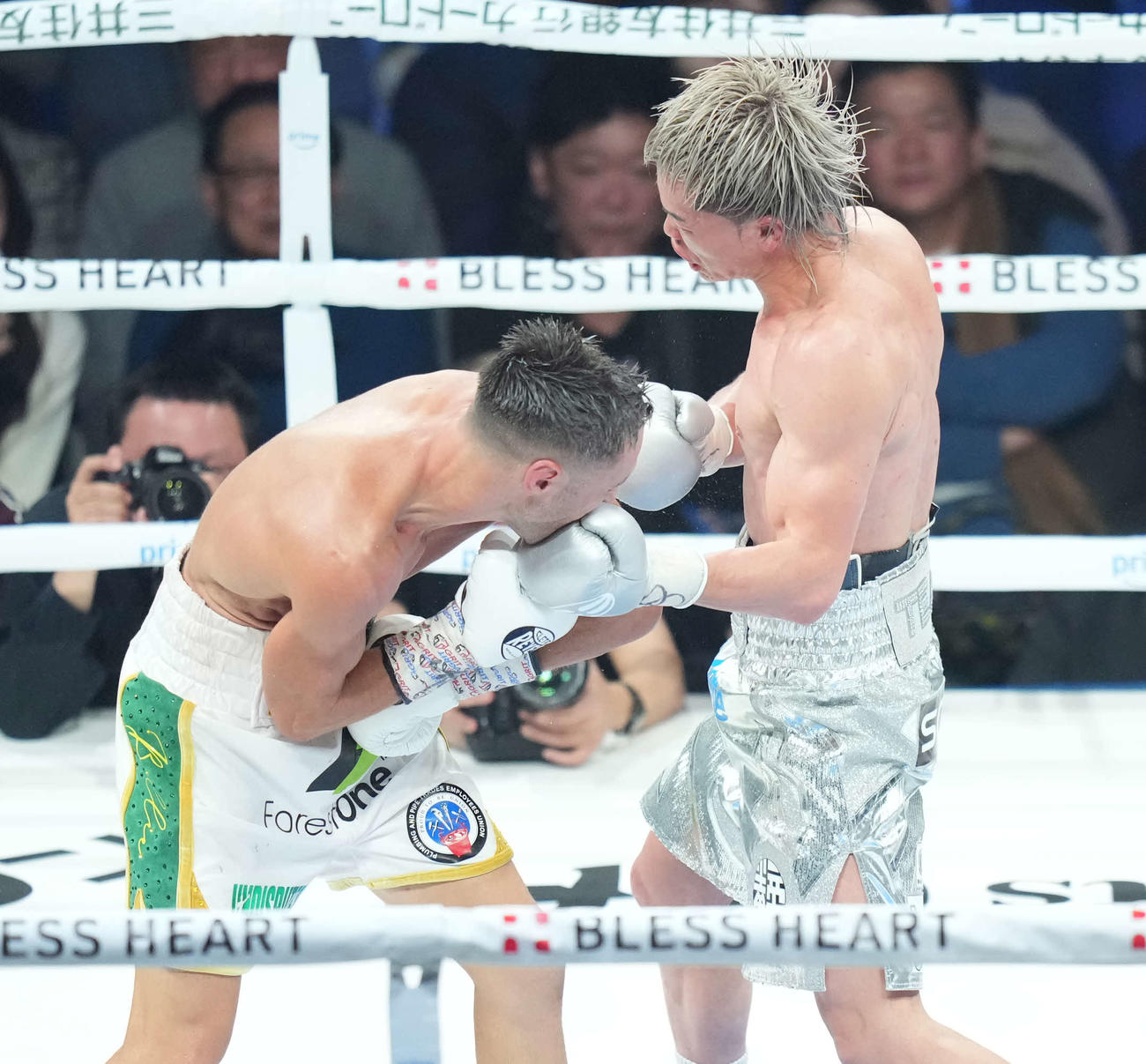 119ポンド契約体重ノンタイトル戦　那須川天心対ジェーソン・モロニー　10回、パンチを放つ那須川天心（撮影・井上学）