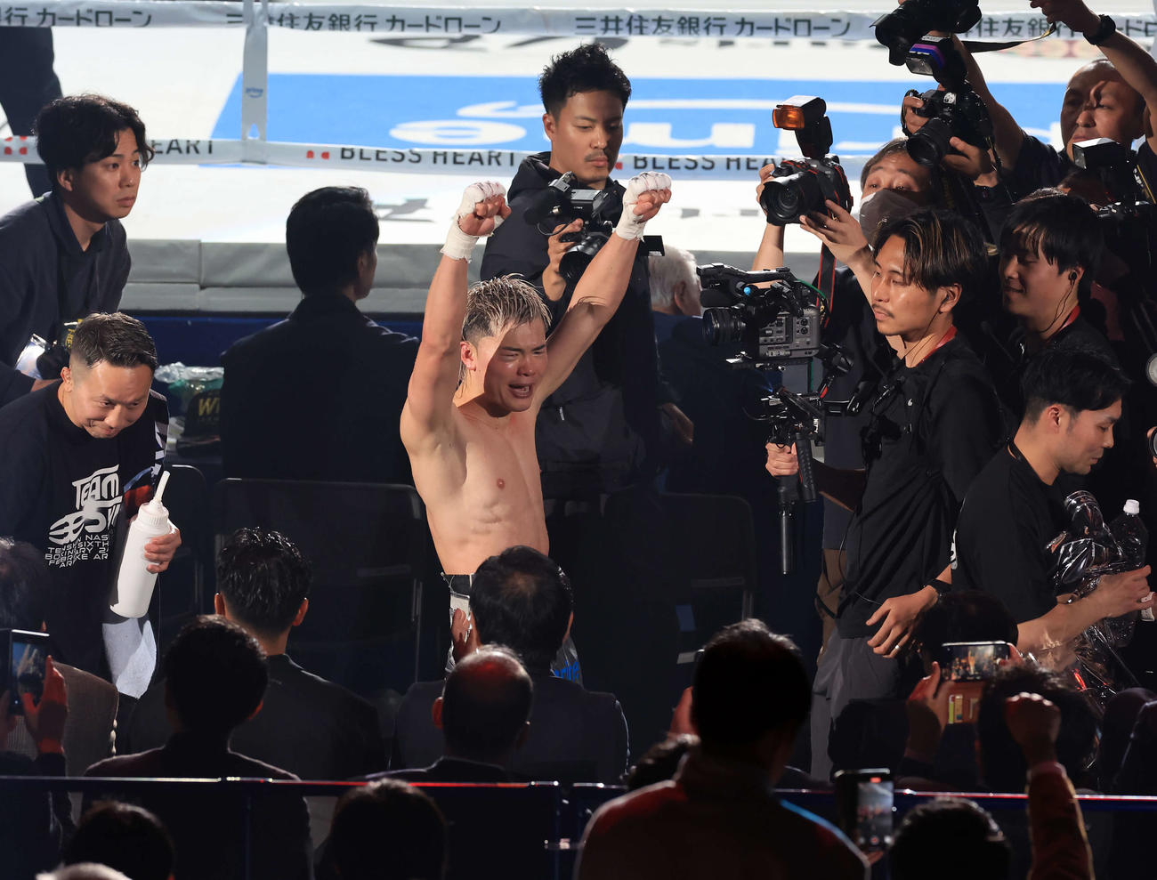 119ポンド契約体重ノンタイトル戦　10回判定勝利で花道で雄たけびを上げて引き揚げる那須川（撮影・浅見桂子）