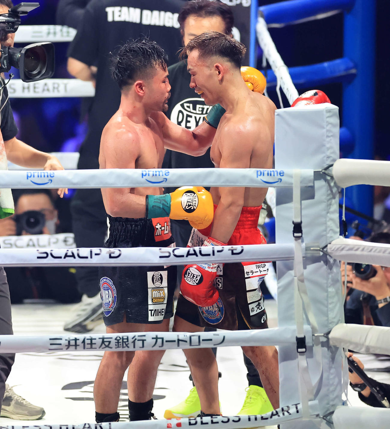 WBA世界バンタム級タイトルマッチ　12回を終えた堤（右）は比嘉と健闘を称え合う（撮影・浅見桂子）