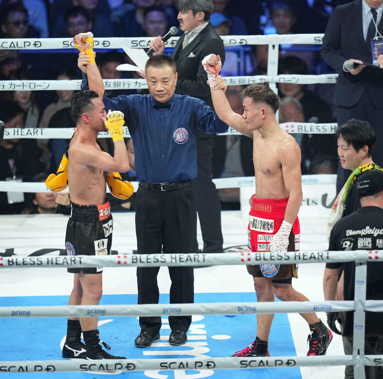 WBA世界バンタム級タイトルマッチ　試合後、たたえ合う堤聖也（右）と比嘉大吾（撮影・井上学）