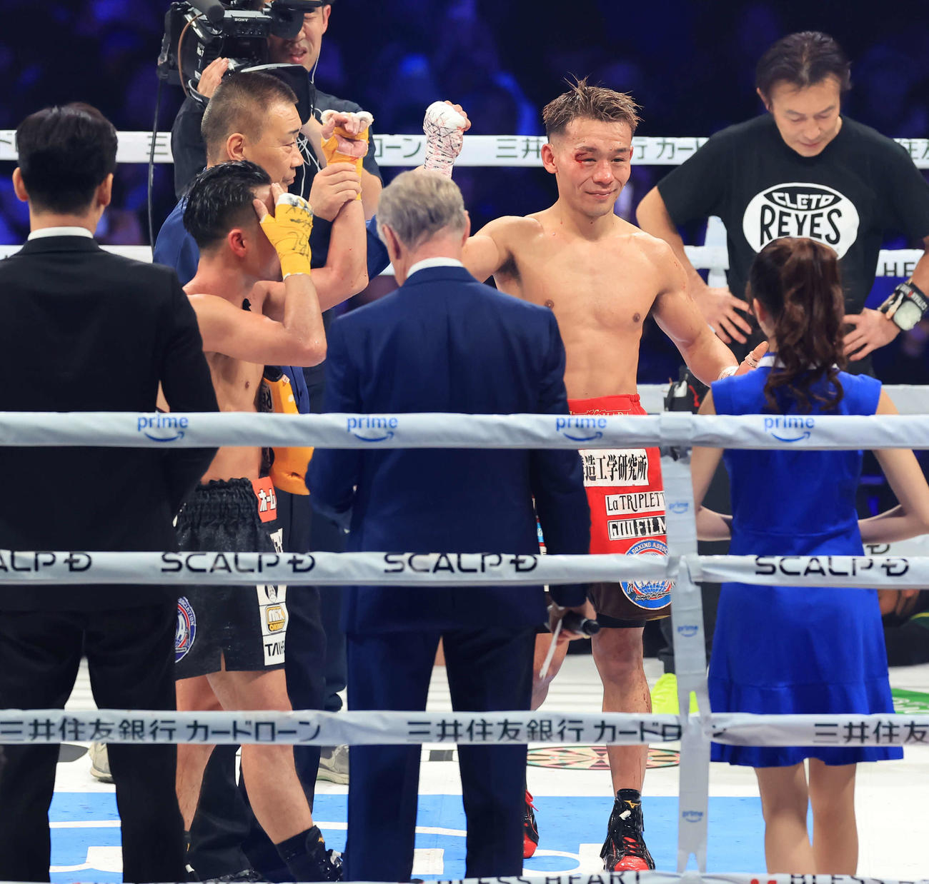 WBA世界バンタム級タイトルマッチ　12回ドローで初防衛となった堤（右）は比嘉（手前左）と健闘を称え合う（撮影・浅見桂子）