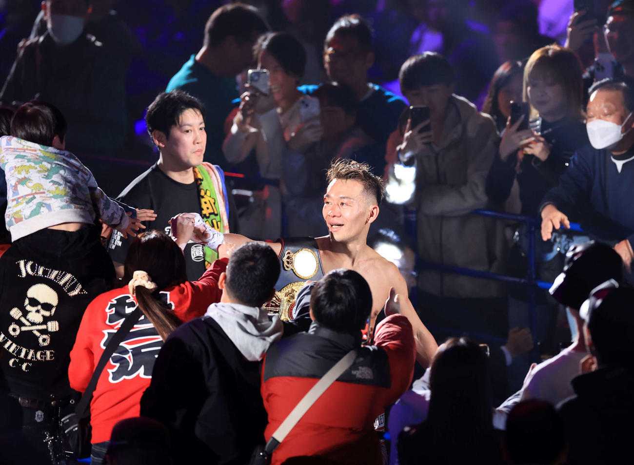 WBA世界バンタム級タイトルマッチ　12回ドローで初防衛となった堤はファンとハイタッチしながら引き揚げる（撮影・浅見桂子）
