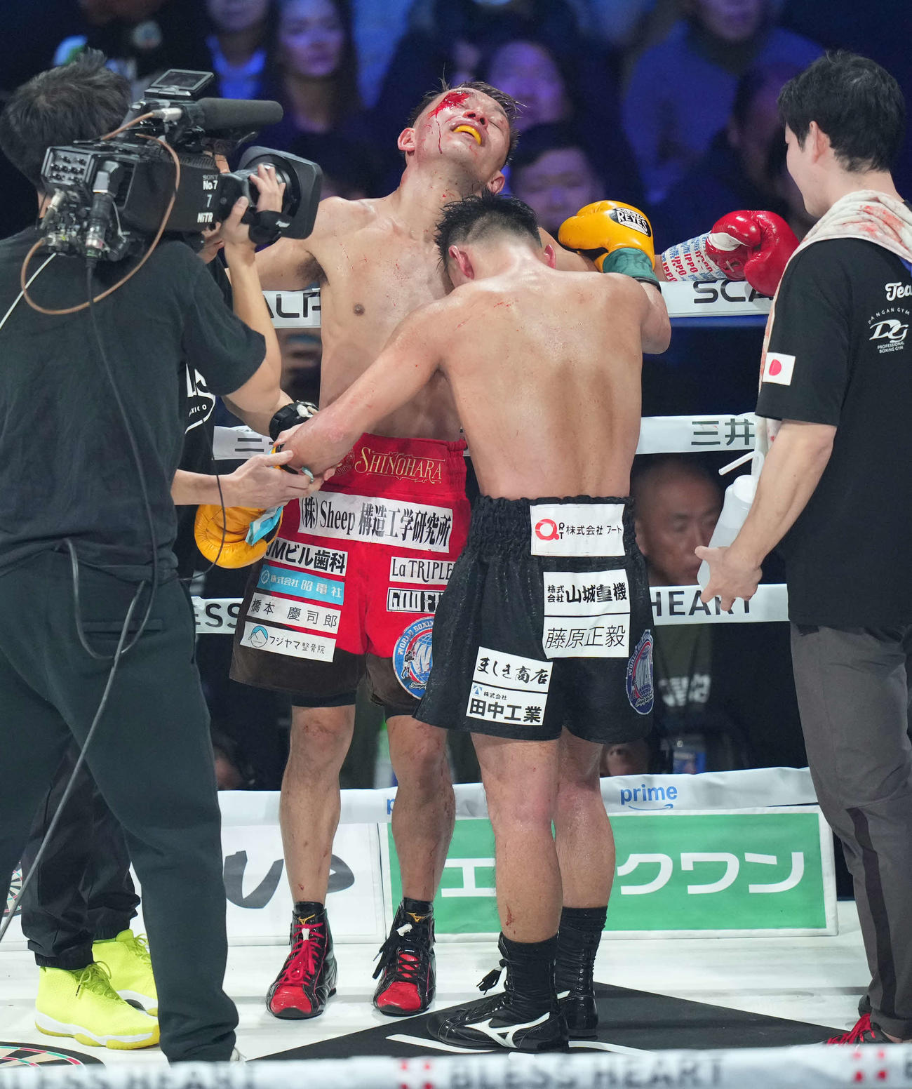 WBA世界バンタム級タイトルマッチ　試合後、たたえ合う堤聖也（左）と比嘉大吾（撮影・井上学）