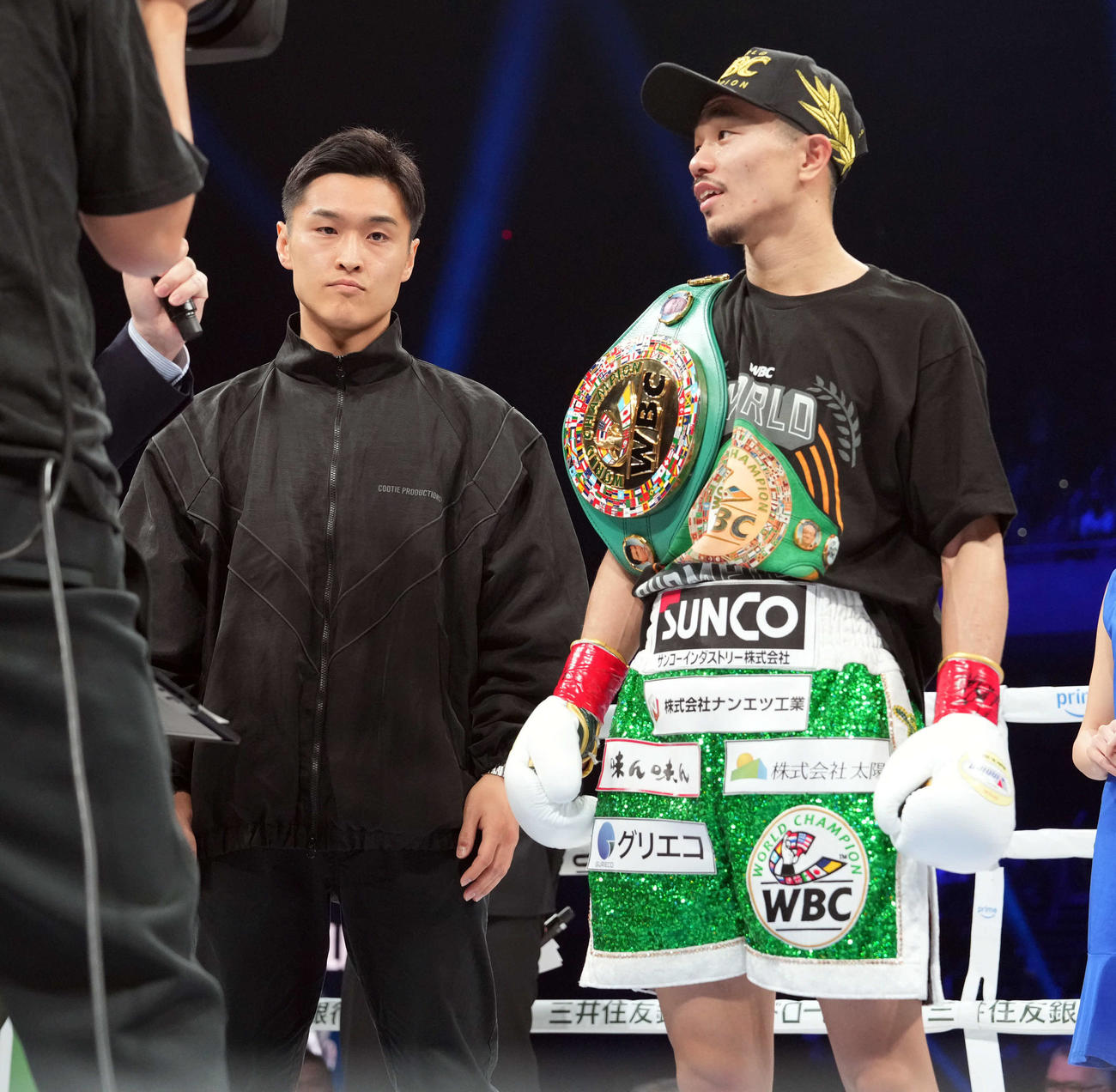 ステージに上がったIBF世界バンタム級王者の西田（左）と笑顔を見せる中谷（撮影・たえ見朱実）