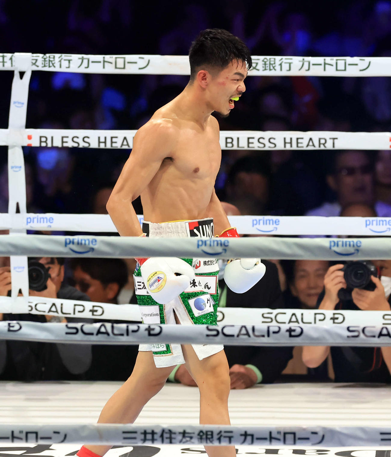 WBC世界バンタム級タイトルマッチ　3回　中谷はKO勝利を決め雄たけびを上げる（撮影・浅見桂子）