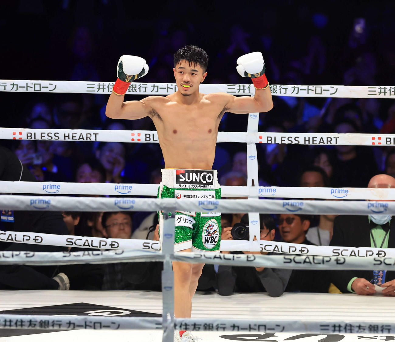 WBC世界バンタム級タイトルマッチ　3回　中谷はKO勝利を決めガッツポーズ（撮影・浅見桂子）