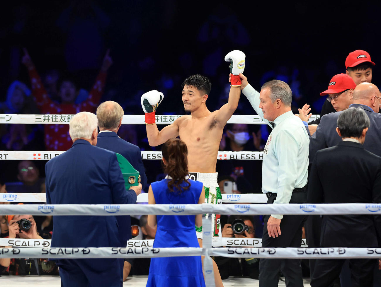 WBC世界バンタム級タイトルマッチ　3回　中谷はKO勝利を決めガッツポーズ（撮影・浅見桂子）