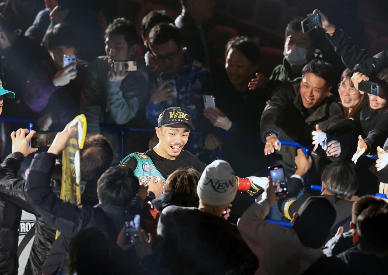 WBC世界バンタム級タイトルマッチ　KO勝利を決めた中谷は花道で笑顔でファンとハイタッチ（撮影・浅見桂子）