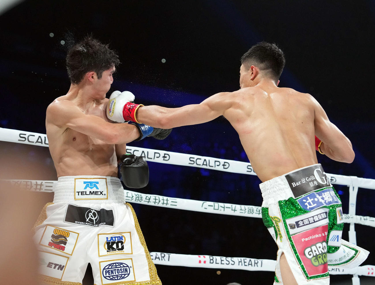 3回、クエジャル（左）にパンチを見舞う中谷（撮影・たえ見朱実）