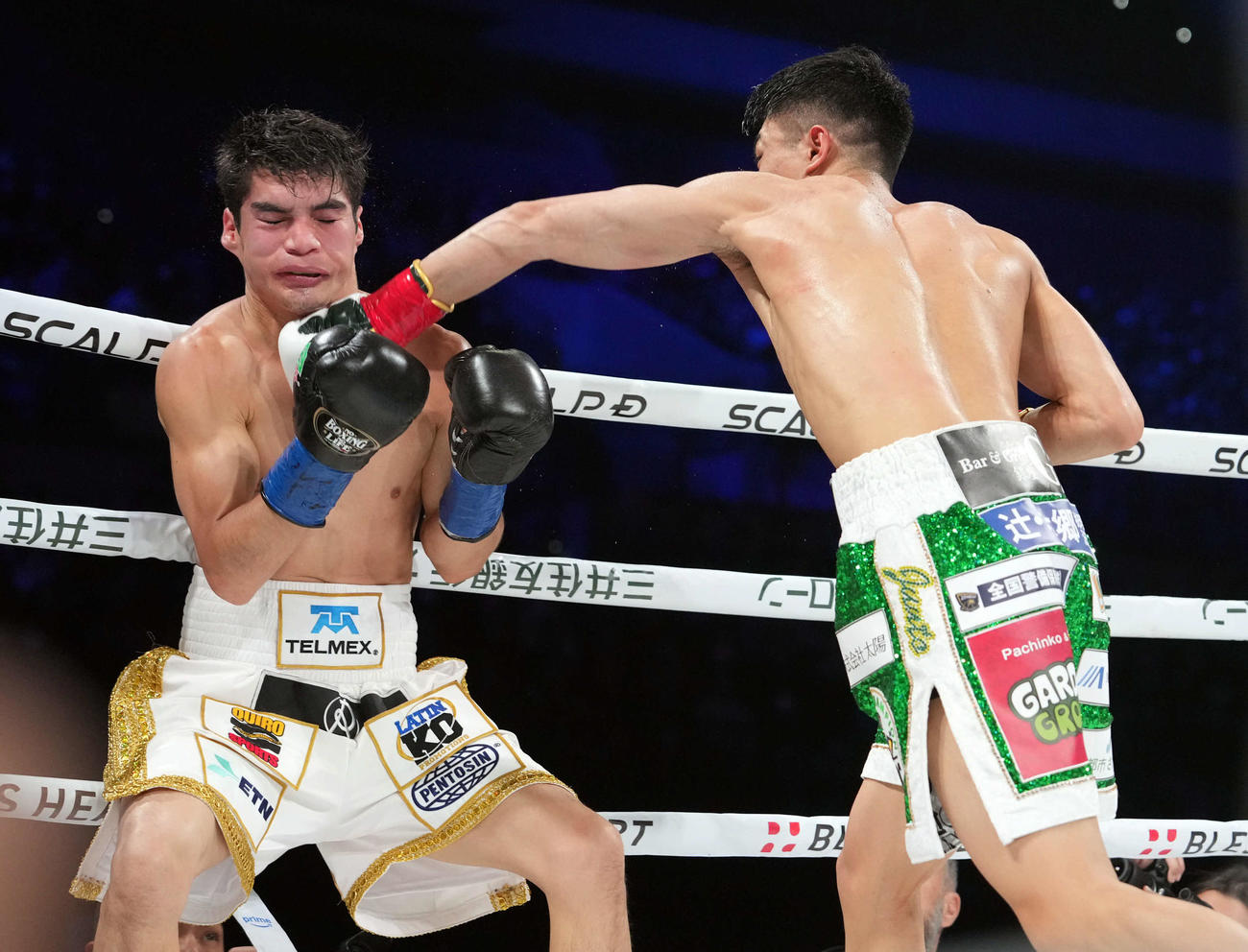 3回、クエジャル（左）にパンチを見舞う中谷（撮影・たえ見朱実）