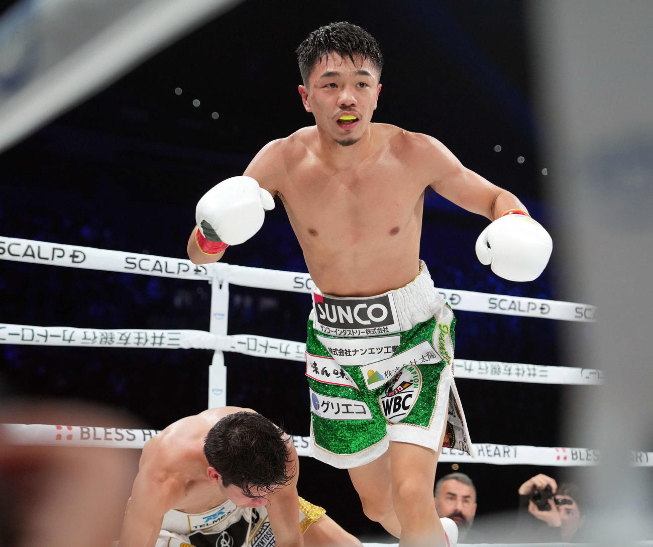 3回、クエジャルから1度目のダウンを奪う中谷（撮影・たえ見朱実）