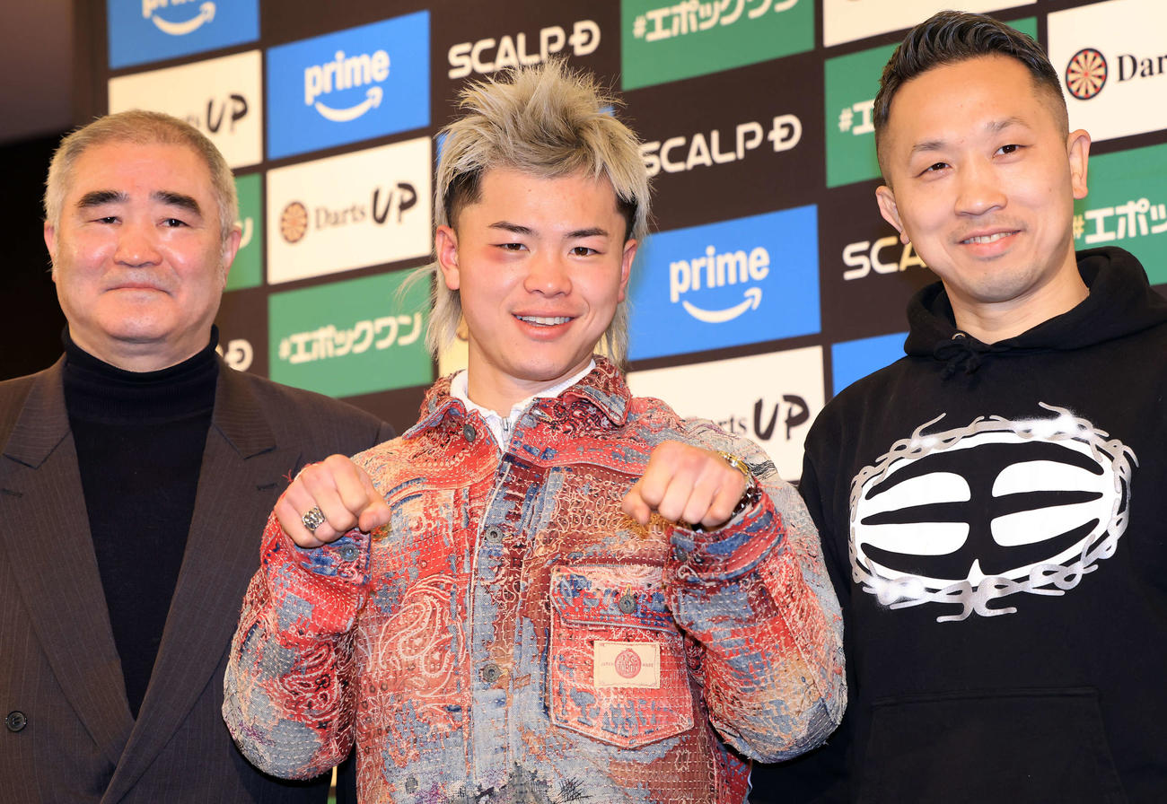 勝利から一夜明けの会見後、ポーズで記念撮影する、左から浜田代表、那須川、粟生トレーナー（撮影・浅見桂子）
