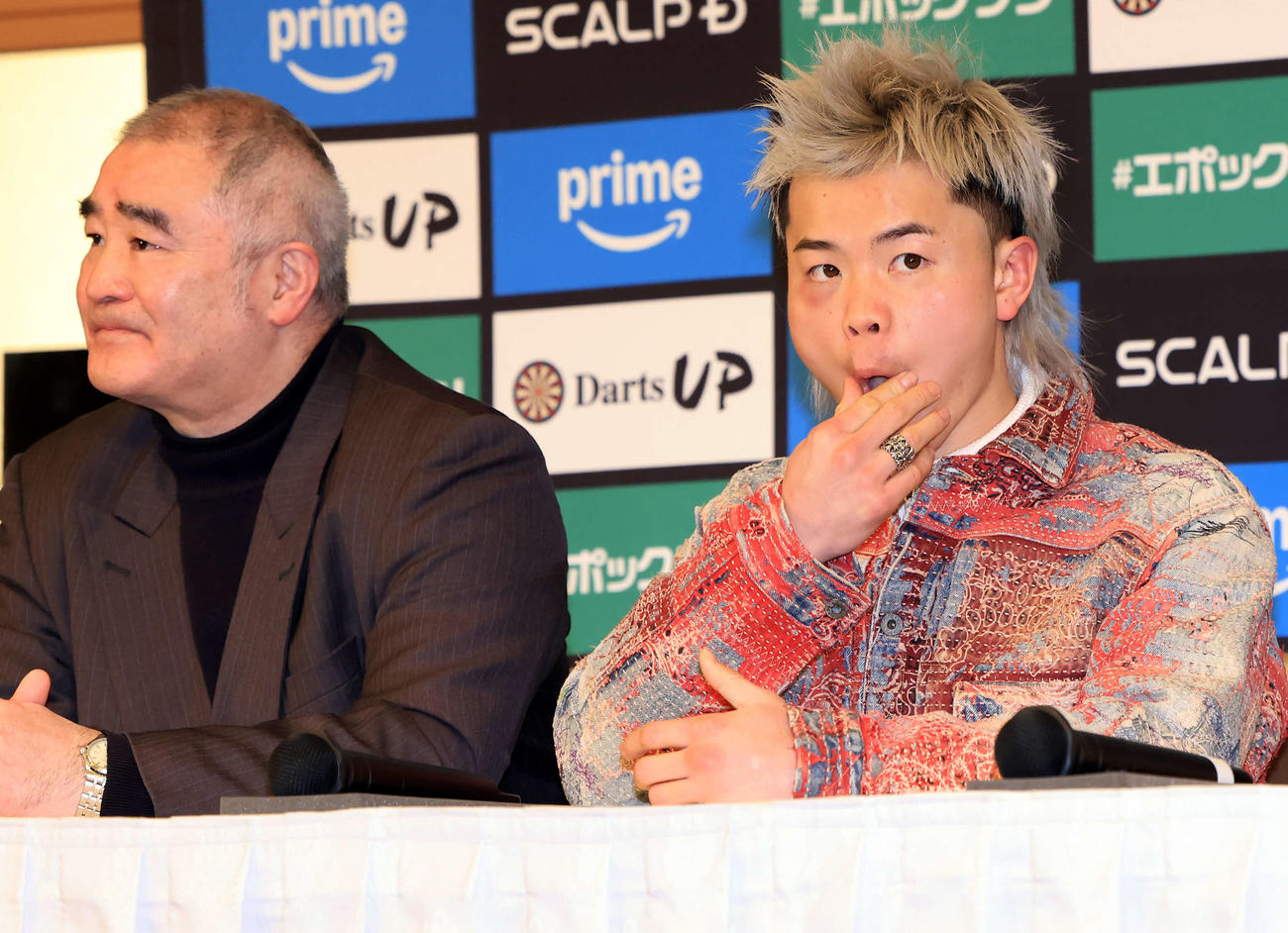 勝利から一夜明け、会見に臨む那須川（右）。左は浜田会長（撮影・浅見桂子）