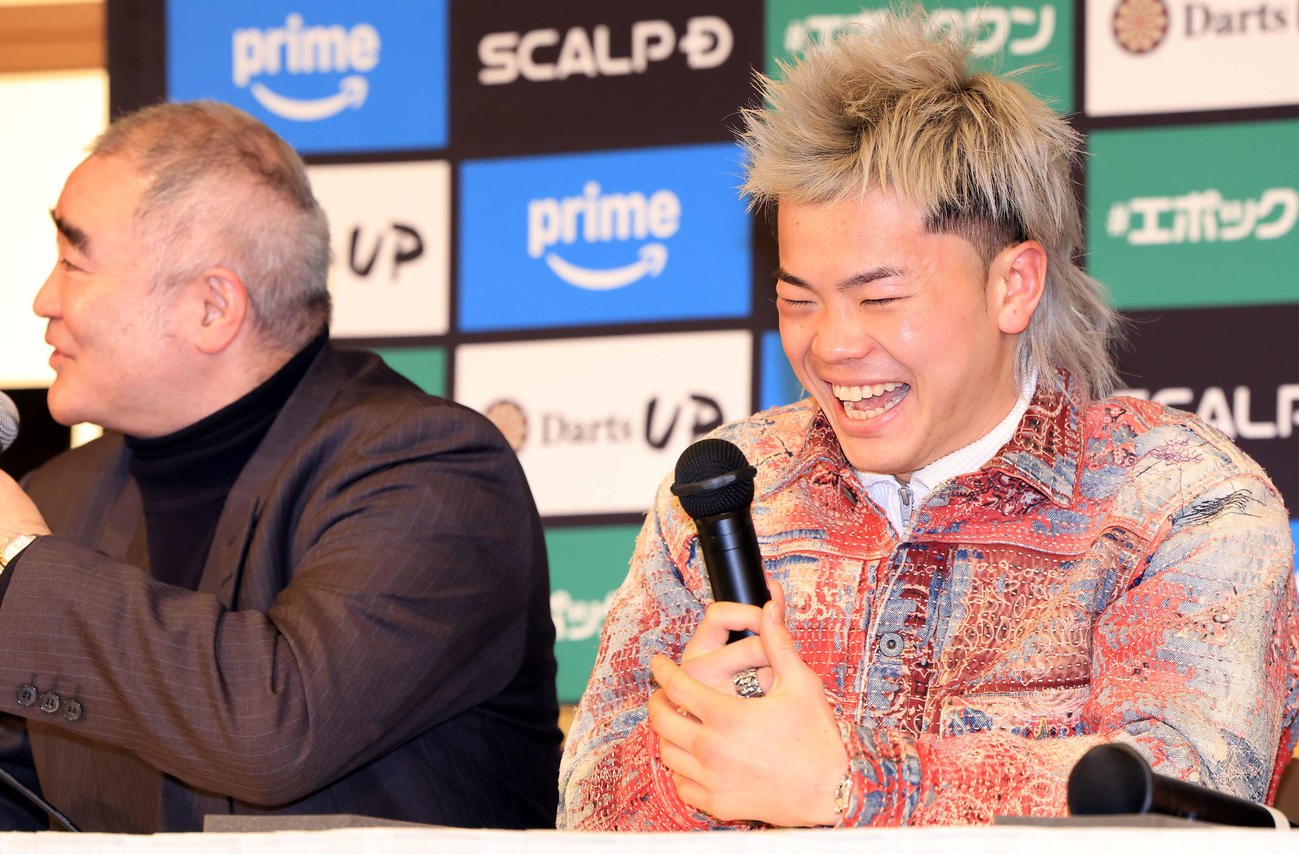 勝利から一夜明けの会見で、笑顔で質問に答える那須川（右）。左は浜田代表（撮影・浅見桂子）