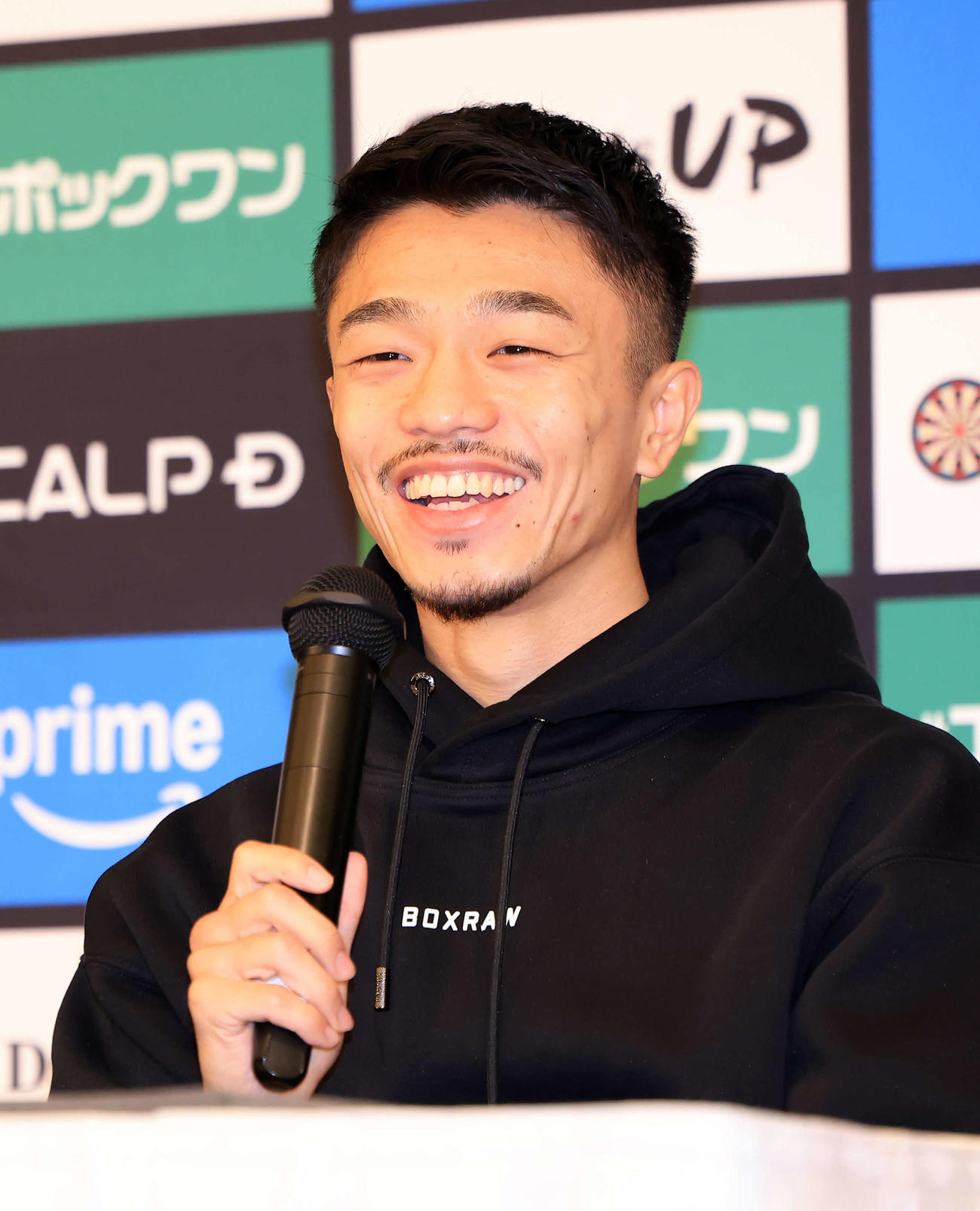 WBC世界バンタム級タイトルマッチで3度目の防衛を果たした中谷は笑顔で会見に答える（撮影・浅見桂子）