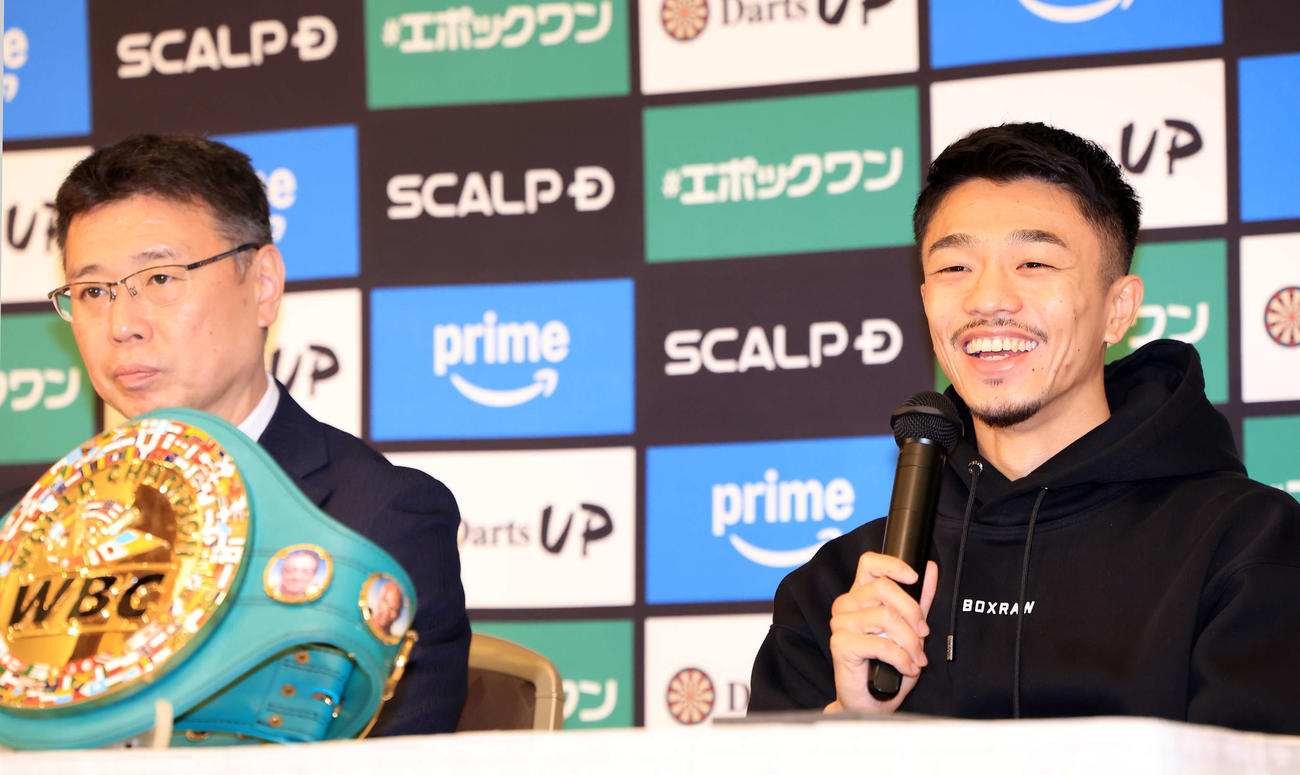 WBC世界バンタム級タイトルマッチで3度目の防衛を果たした中谷（右）は笑顔で会見に答える（撮影・浅見桂子）