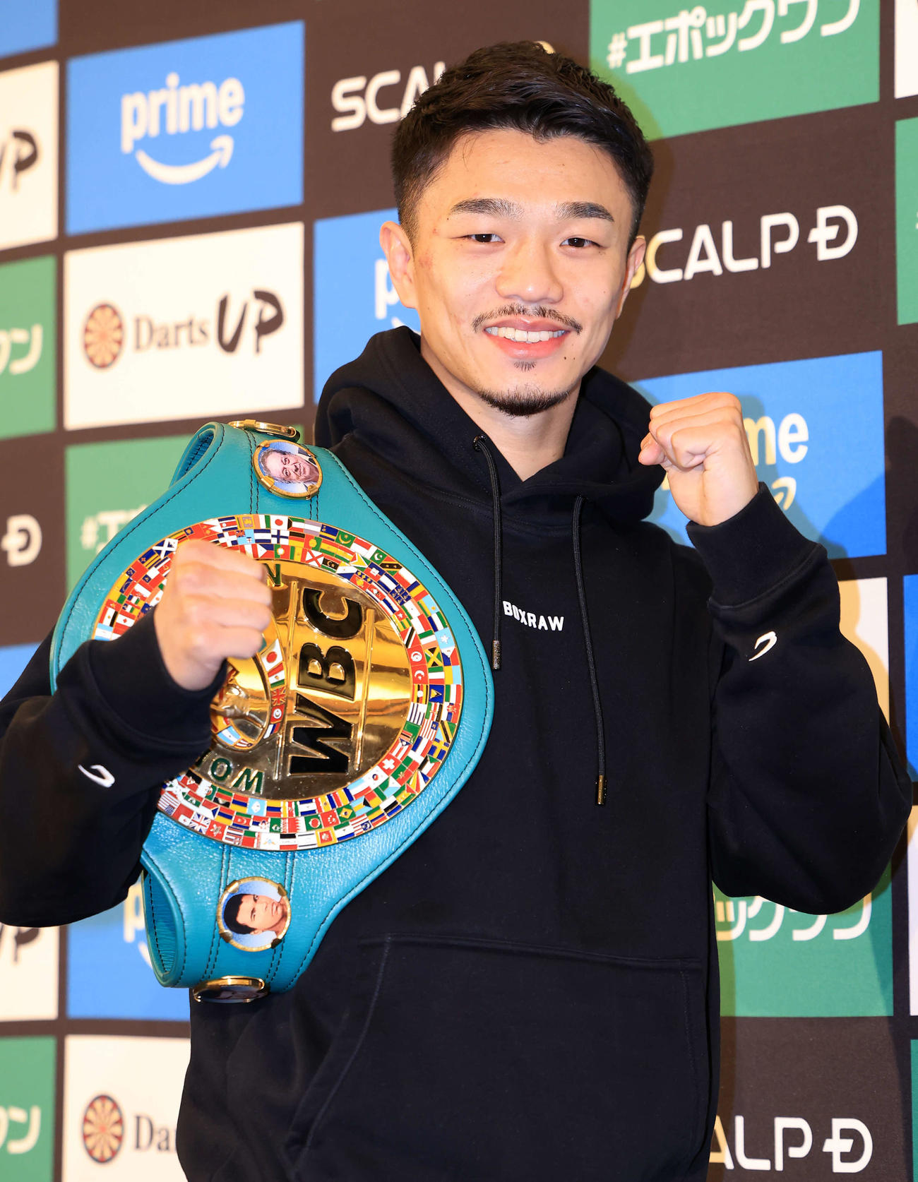WBC世界バンタム級タイトルマッチで3度目の防衛を果たした中谷は笑顔でポーズ（撮影・浅見桂子）