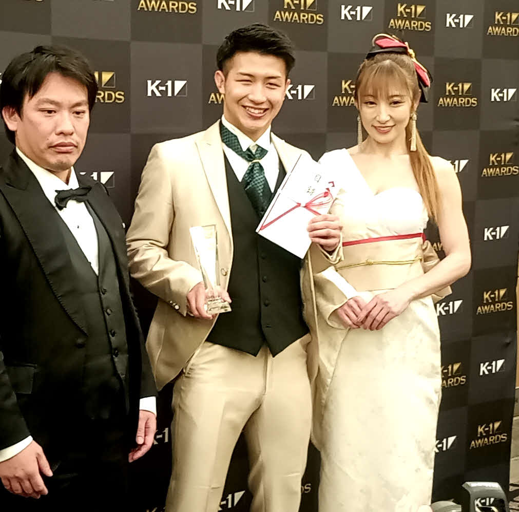 熊田曜子にデレデレの朝久泰央（中央）左は編集者の箕輪厚介氏