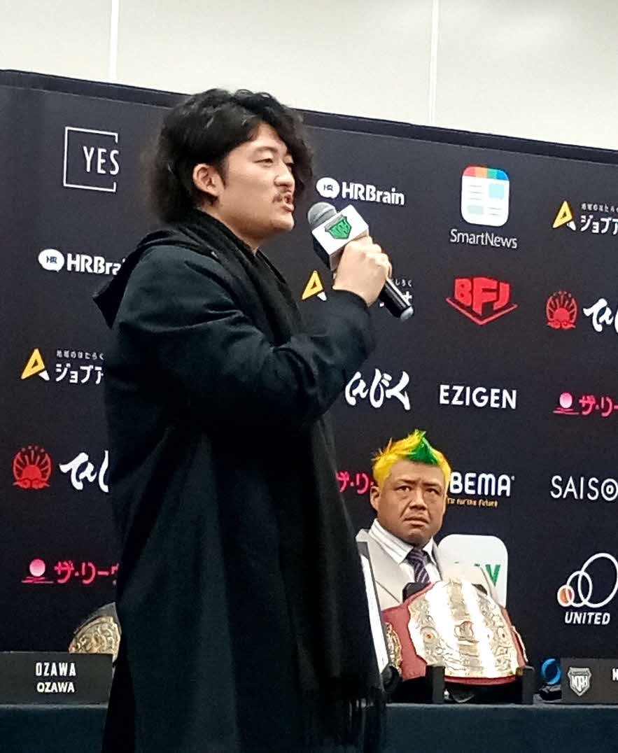OZAWAの話を、鋭い視線を向けながら聞く征矢学