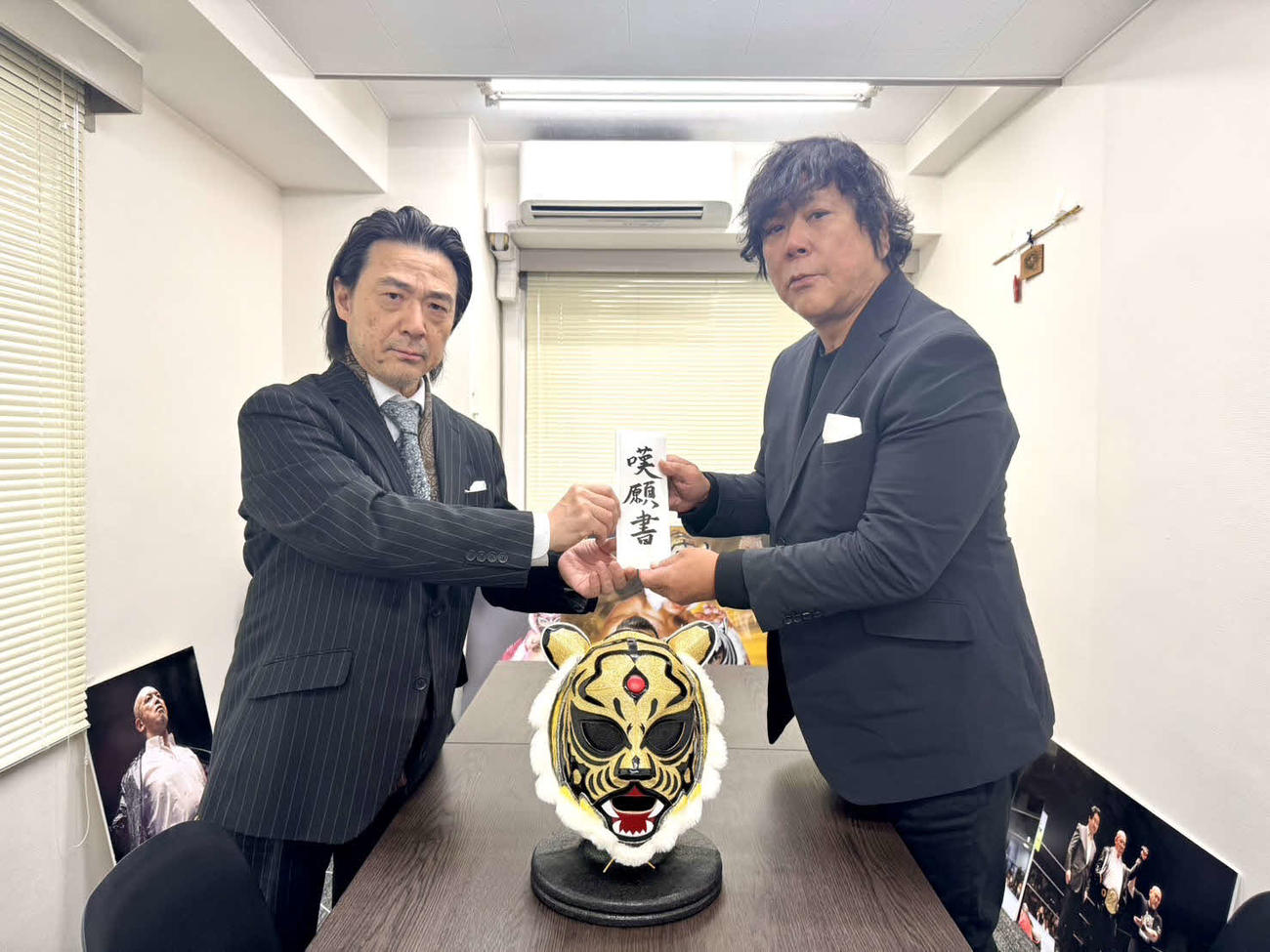 SSPW平井代表に嘆願書を届けた大仁田厚（右）