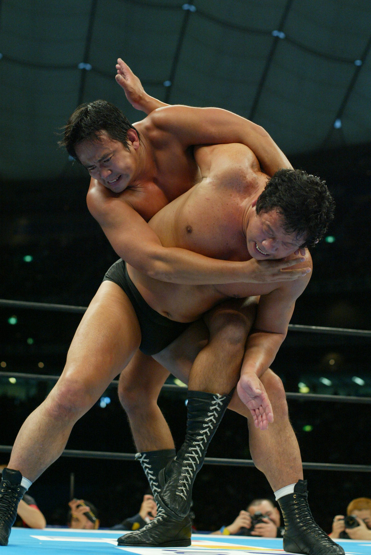 藤波（右）にコブラツイストを仕掛ける西村氏（03年1月4日撮影）