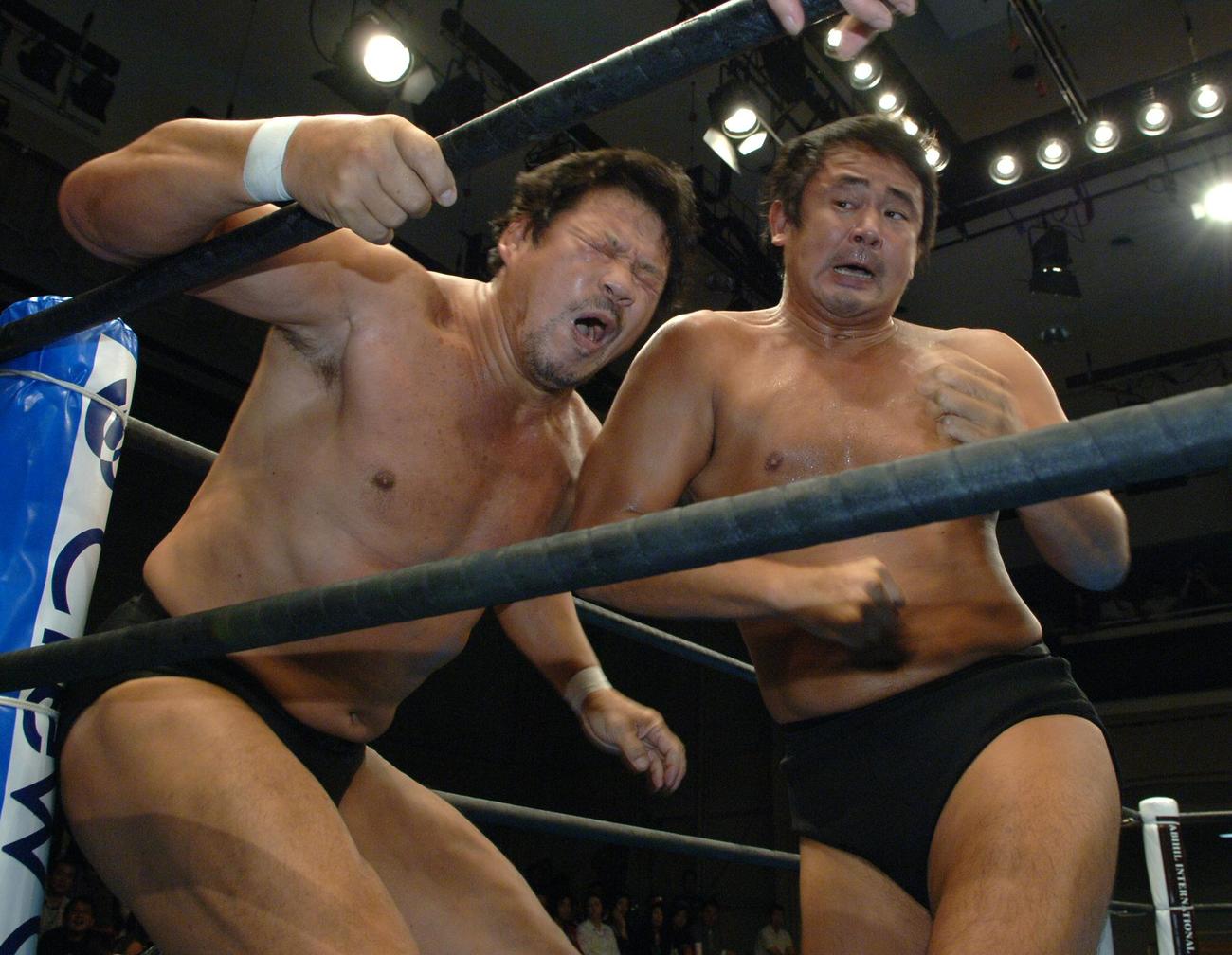 無我ワールド後楽園大会　藤波辰爾（左）にエルボーを浴びせる西村修（06年9月25日）