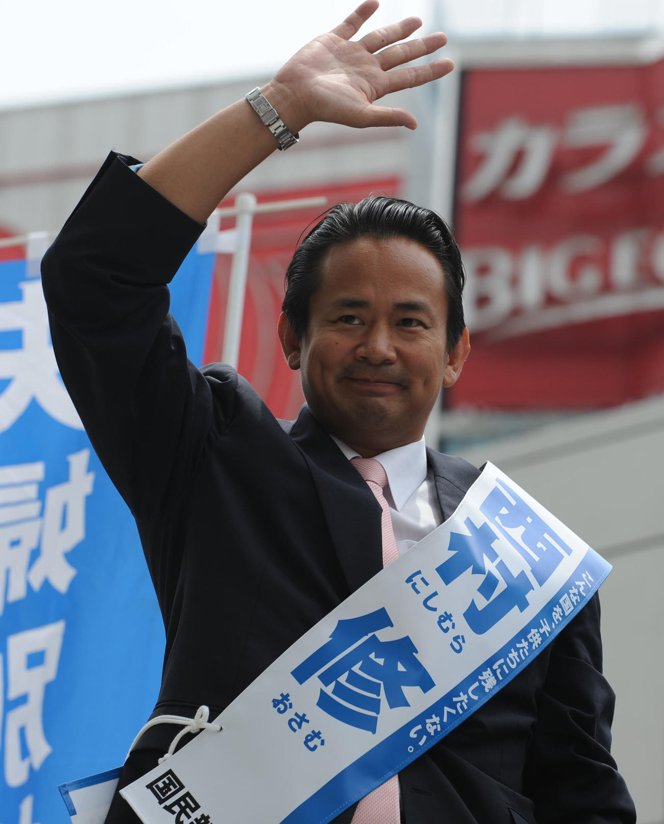 街頭演説を行った国民新党比例代表の西村修候補　(2010／06／24）