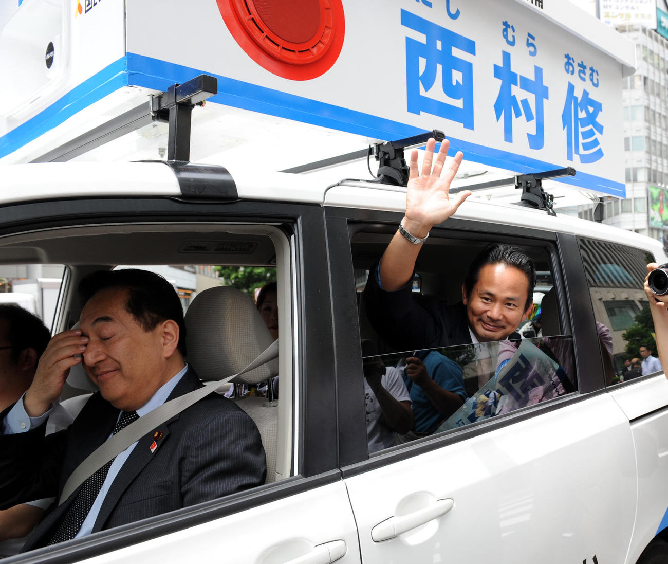 街頭演説を行った国民新党比例代表の西村修候補と全面支援する新党日本の田中康夫代表　(2010／06／24）