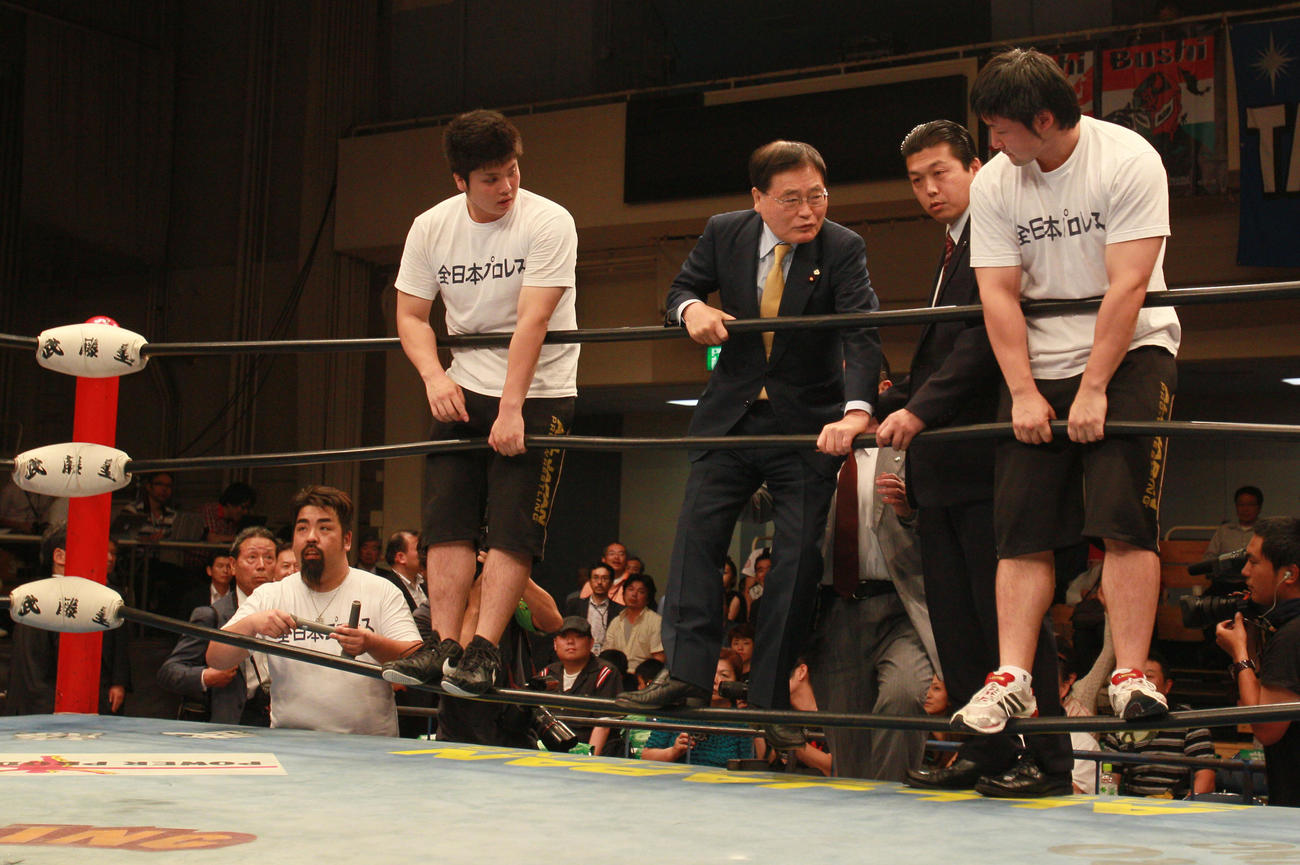 第22回参院選　比例代表候補西村修氏の応援のため全日本プロレスのリングに上がろうとする国民新党亀井静香代表。本人はトップロープ超えを狙っていた？（2010／07／02）