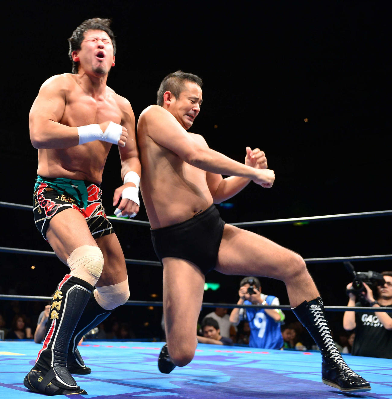 13年6月30日　全日本プロレス両国大会のタッグ戦で金本（左）にエルボーを浴びせる西村氏