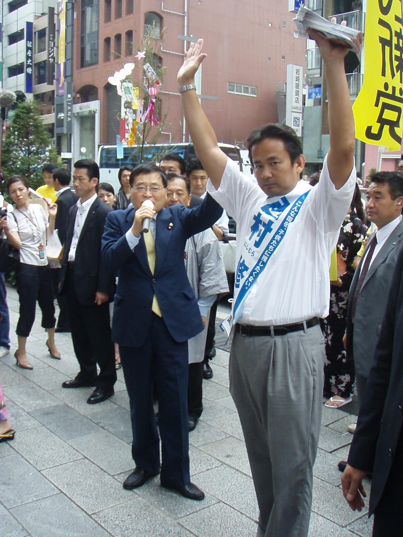 第22回参院選　応援演説で「不屈の男、西村をよろしく」と国民新党亀井静香氏は比例代表候補の西村修氏を紹介した＝2010／07／07